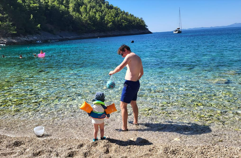 Pupnatska luka strand korcula mooiste strand van Kroatië croatia blauw water decathlon zwembandjes